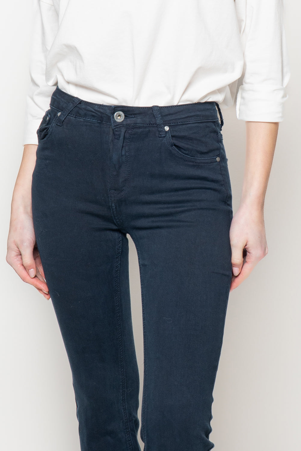 Pantalone flair crop sfrangiato