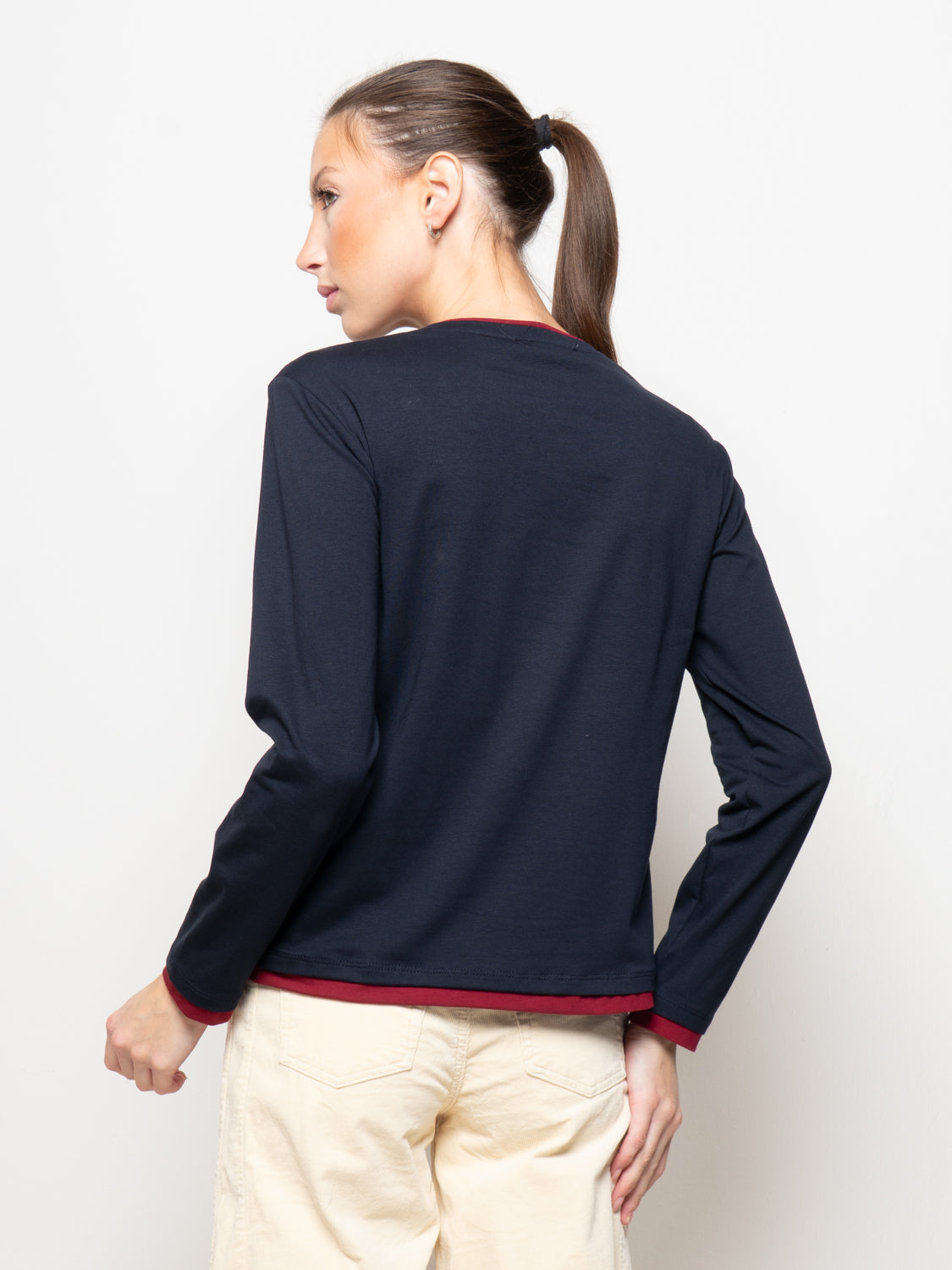 T-shirt girocollo con bordi a contrasto