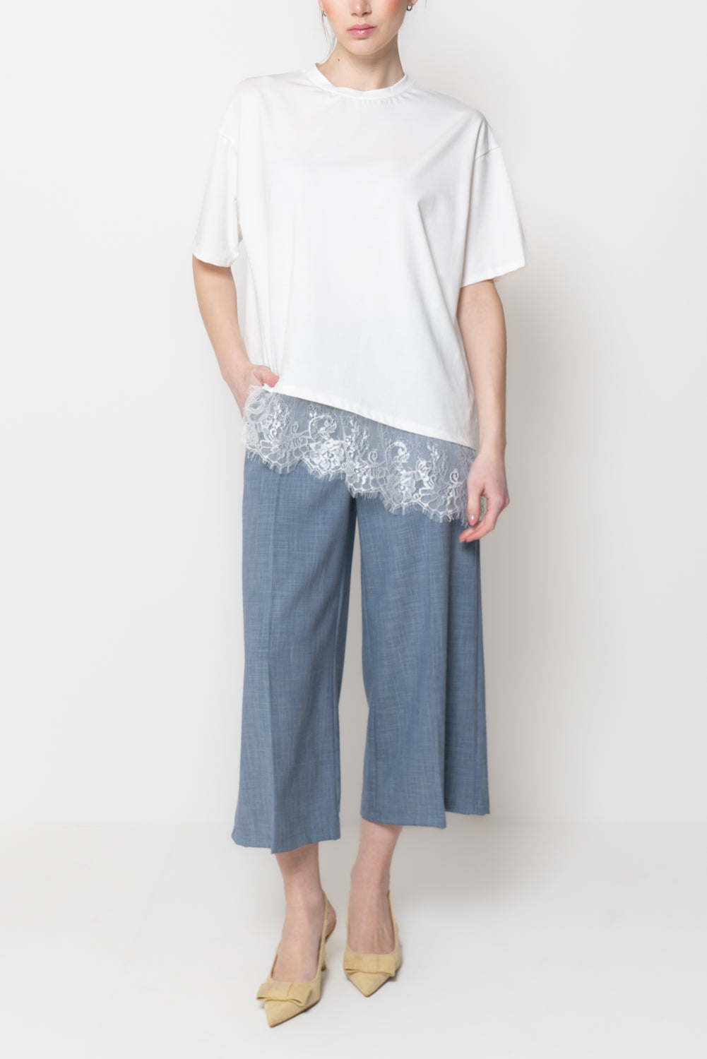 T-shirt con Fondo Asimmetrico in Pizzo