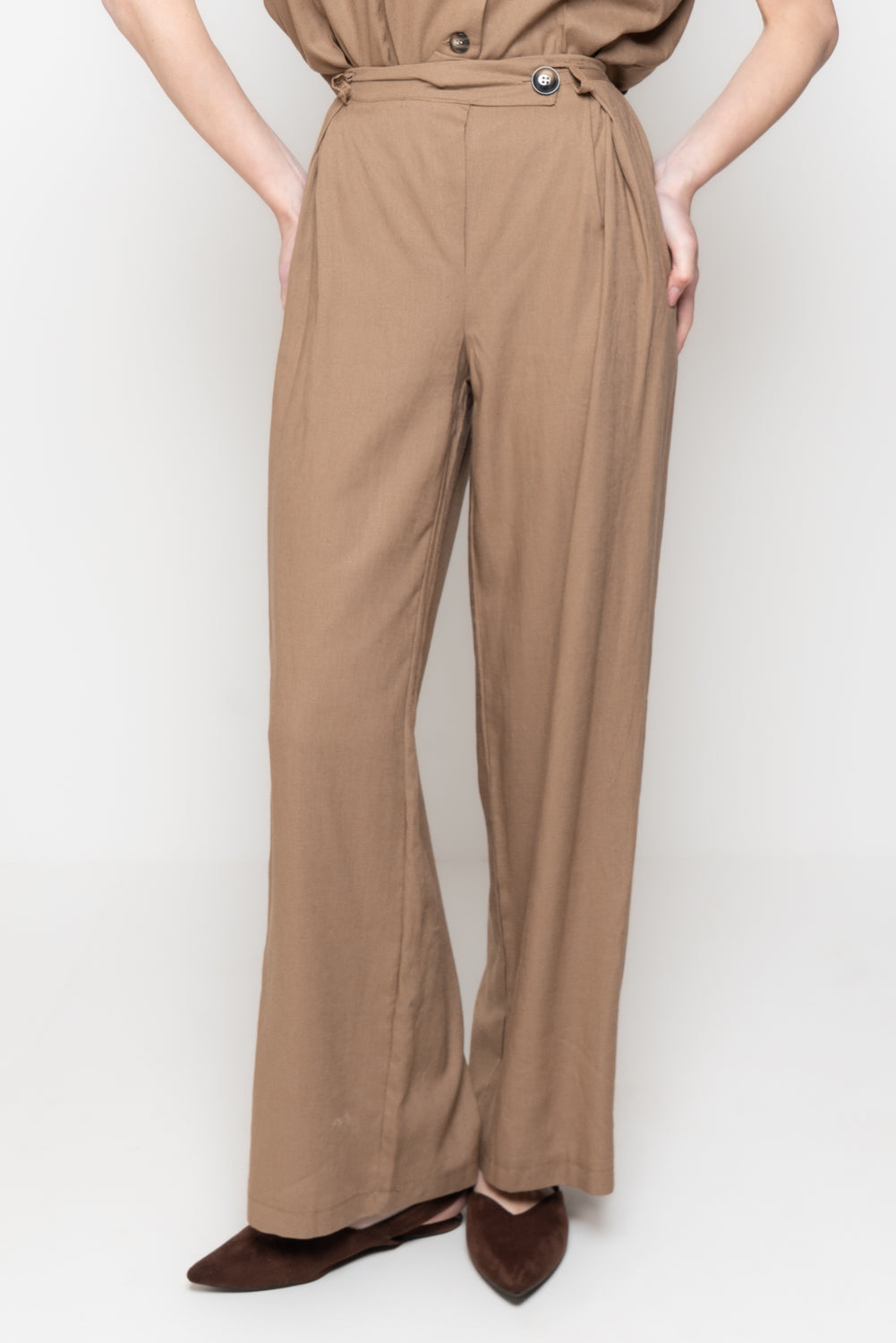 Pantaloni con Chiusura Asimmetrica