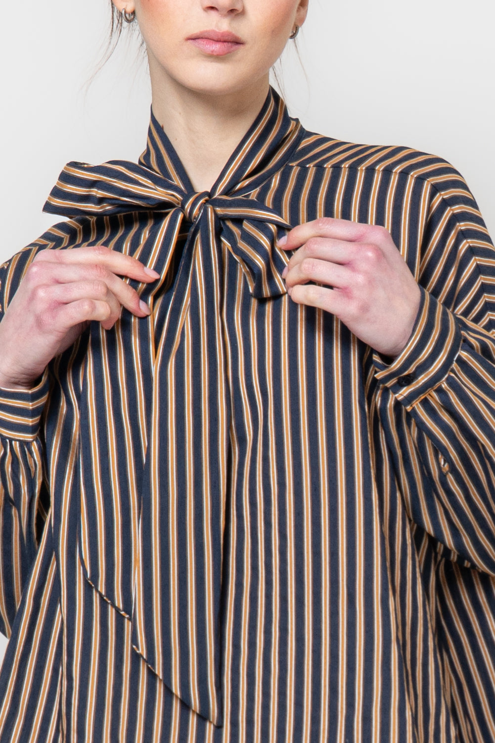 Camicia a righe con fiocco