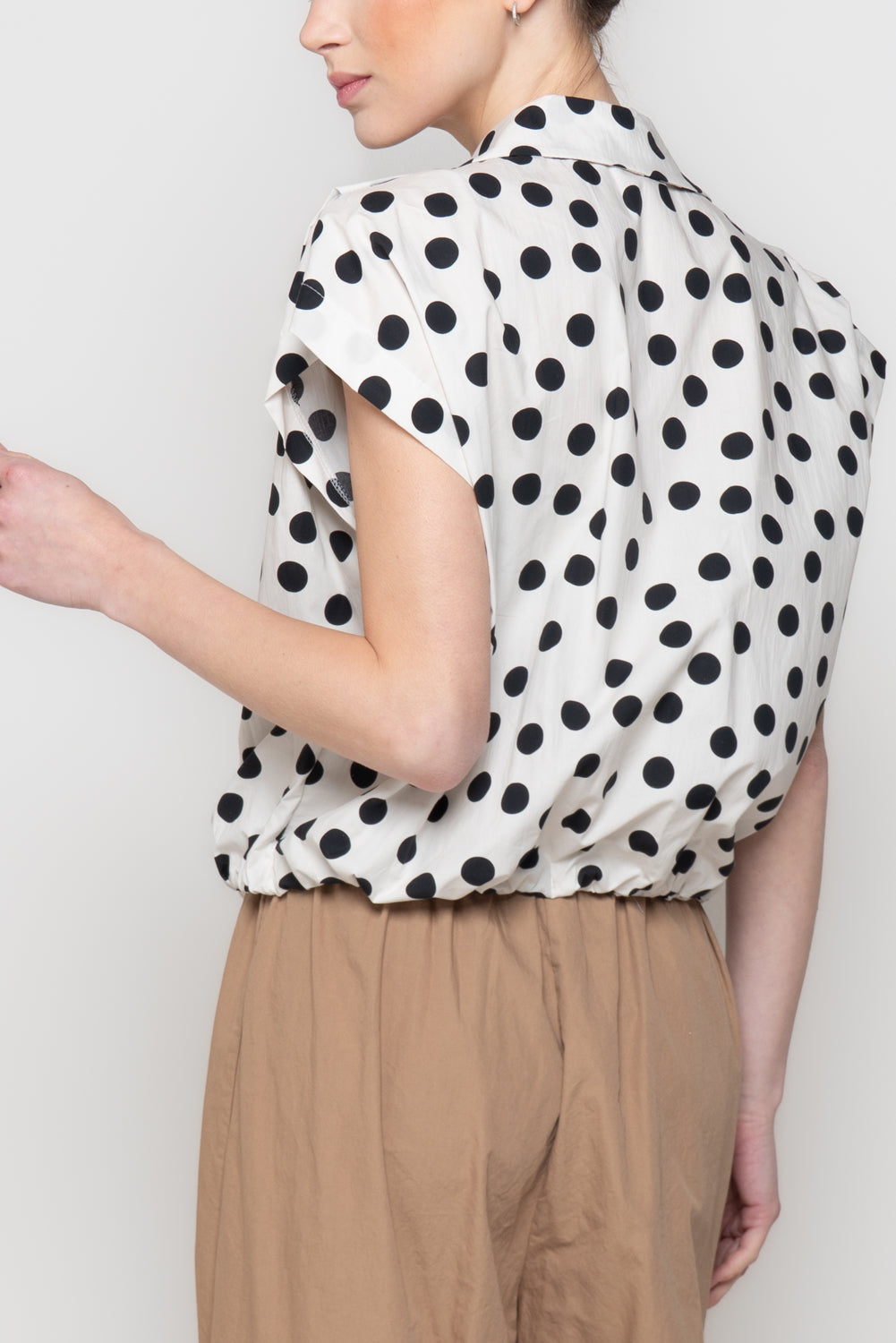 Camicia Smanicata a Pois con Fondo Elasticizzato