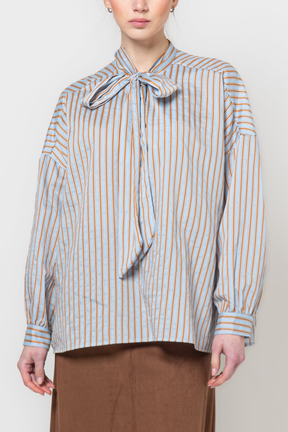 Camicia a righe con fiocco