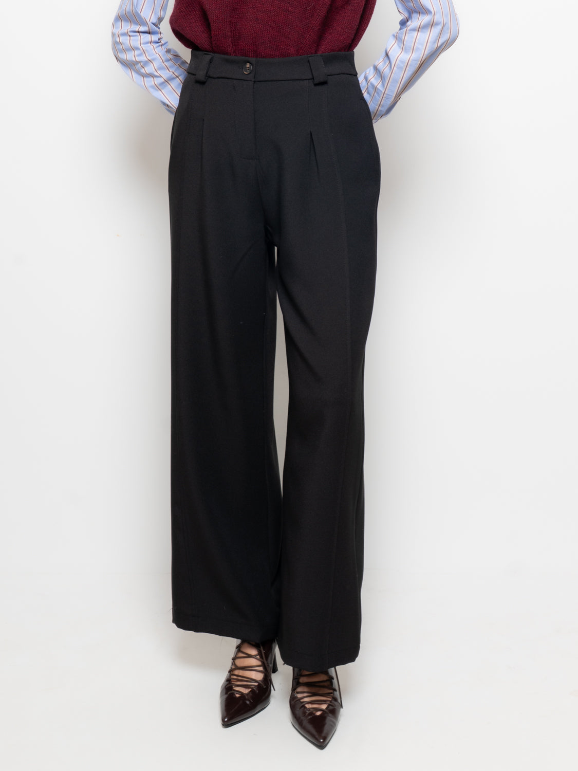 Pantalone con pences e cucitura frontale