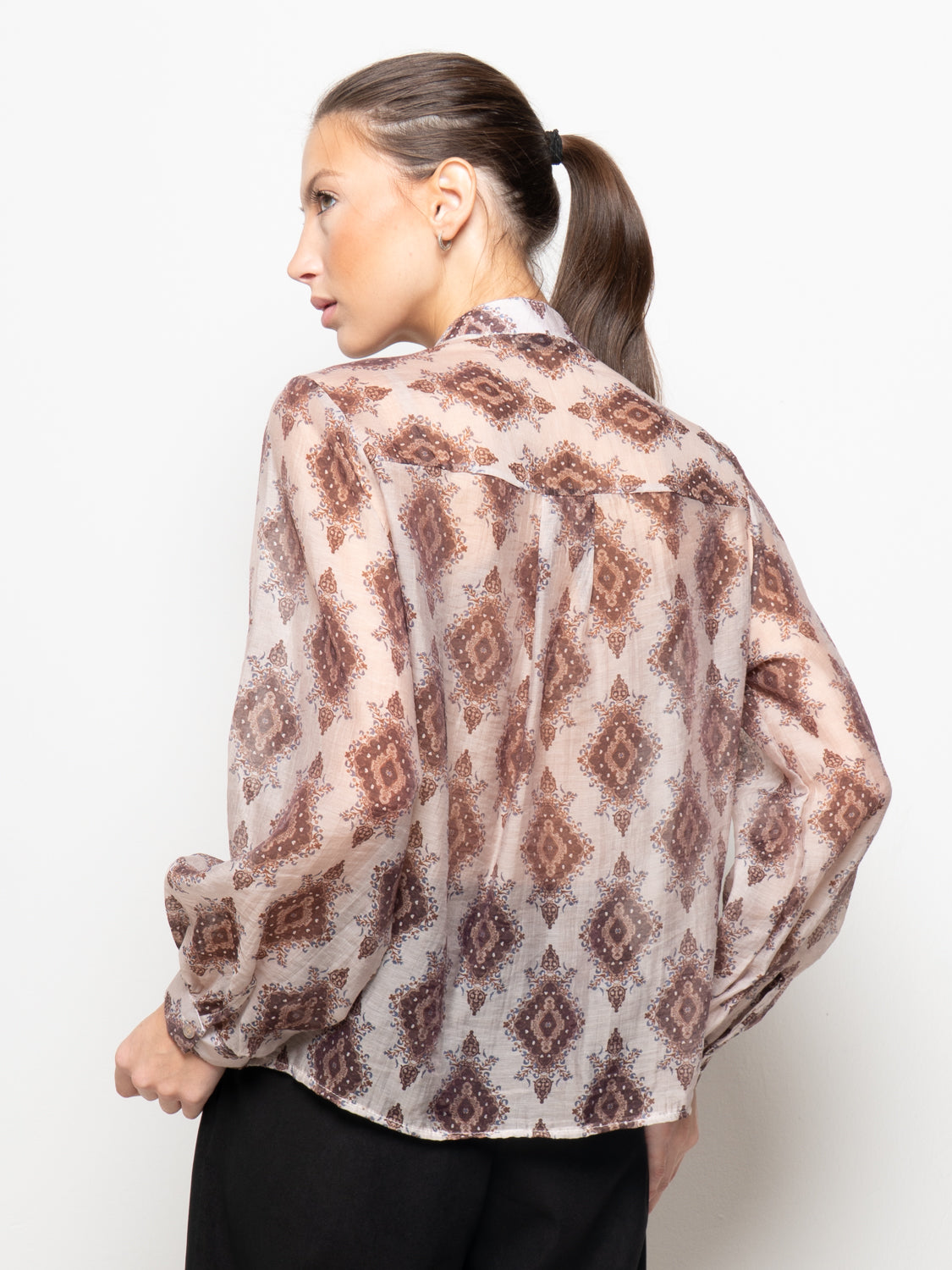 Camicia con balza arricciata e collo alla coreana