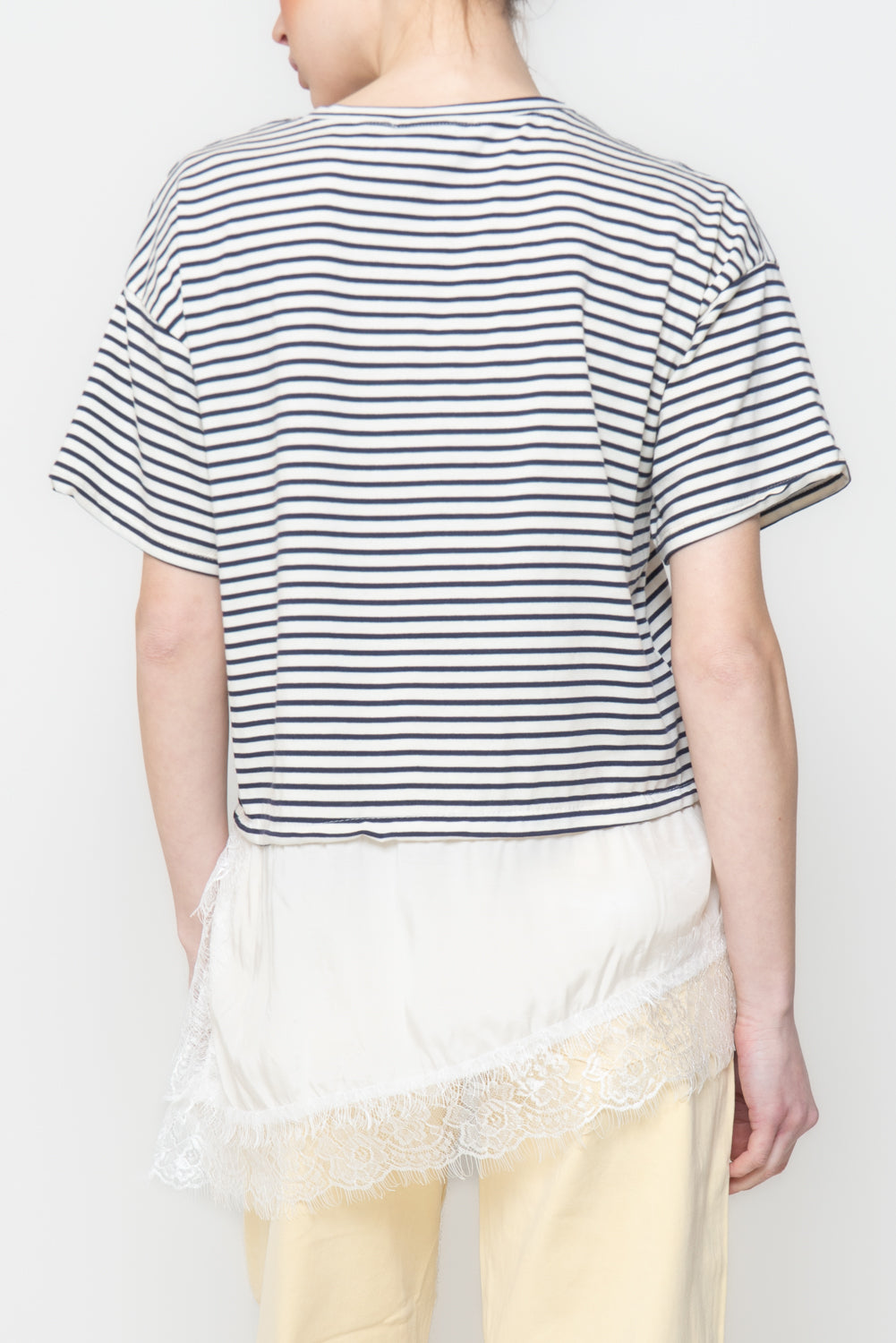 T-shirt a Righe con Dettagli in Pizzo