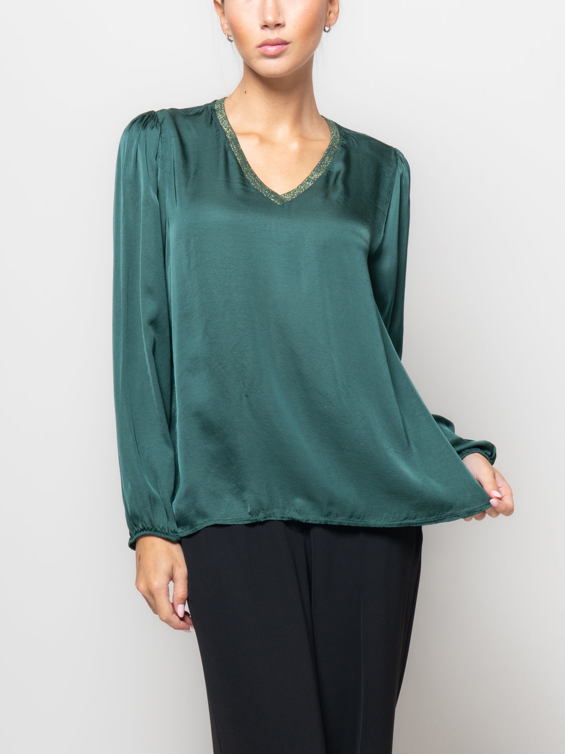 Blusa in satin con scollo a V