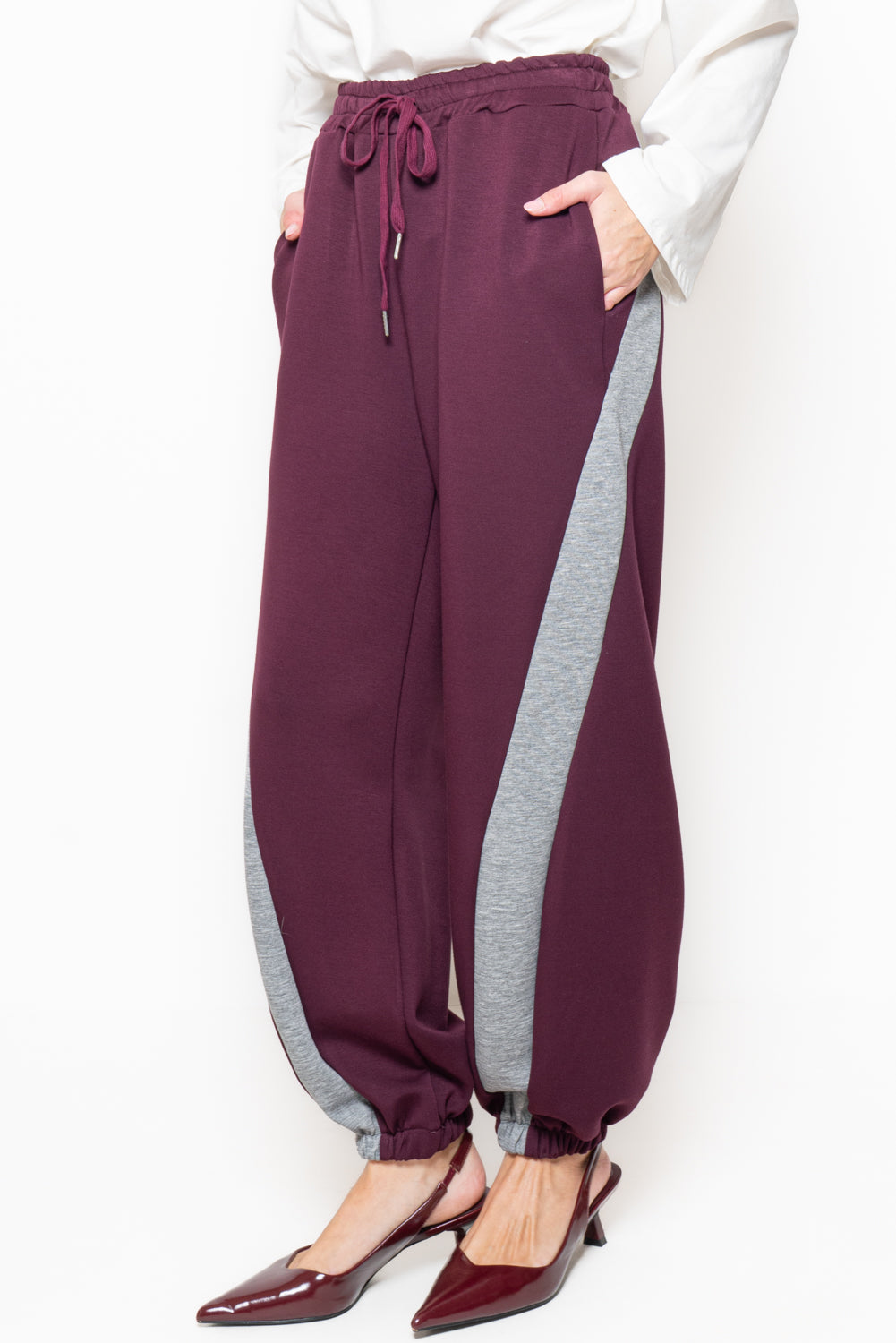 Pantalone jogger con inserti color block
