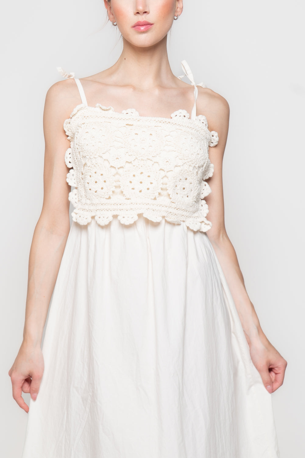 Abito con Corpetto in Macramè