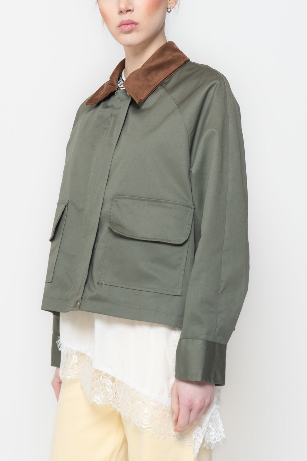 Giacca Crop Strutturata con Colletto a Contrasto