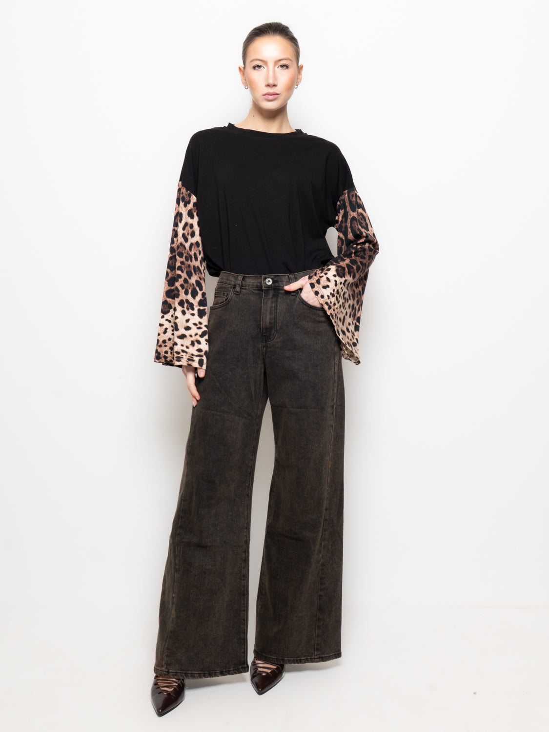T shirt manica svasata in fantasia leopardata