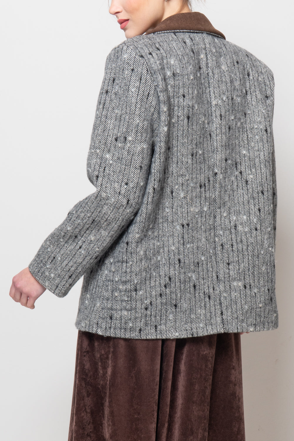 Giacca spigata con colletto in velluto