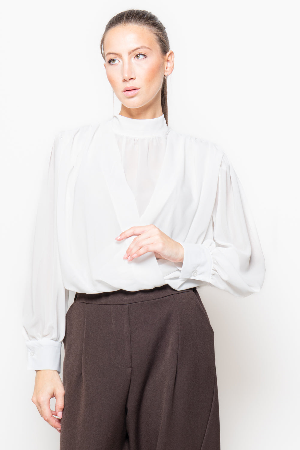 Blusa crop con drappeggio incrociato