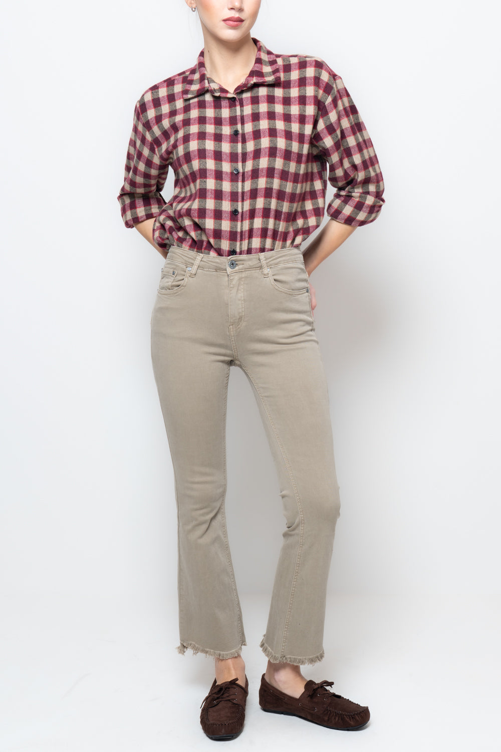 Pantalone flair crop sfrangiato