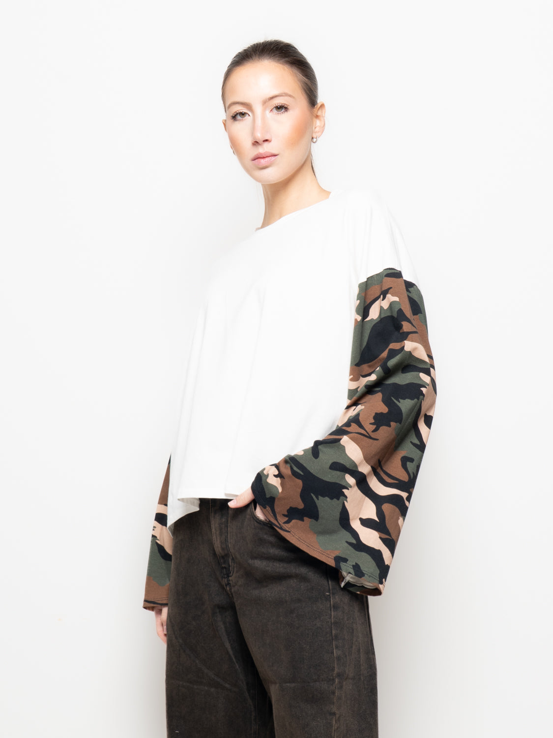 T shirt manica svasata in fantasia camouflage