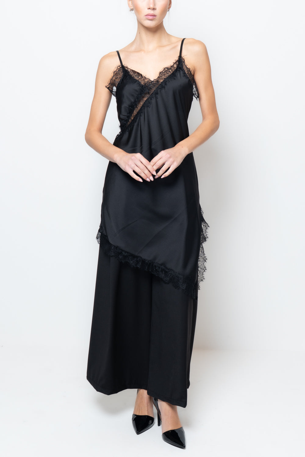 Abito satin con profili in pizzo