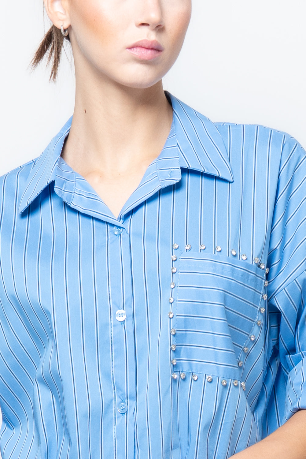 Camicia a righe con applicazioni