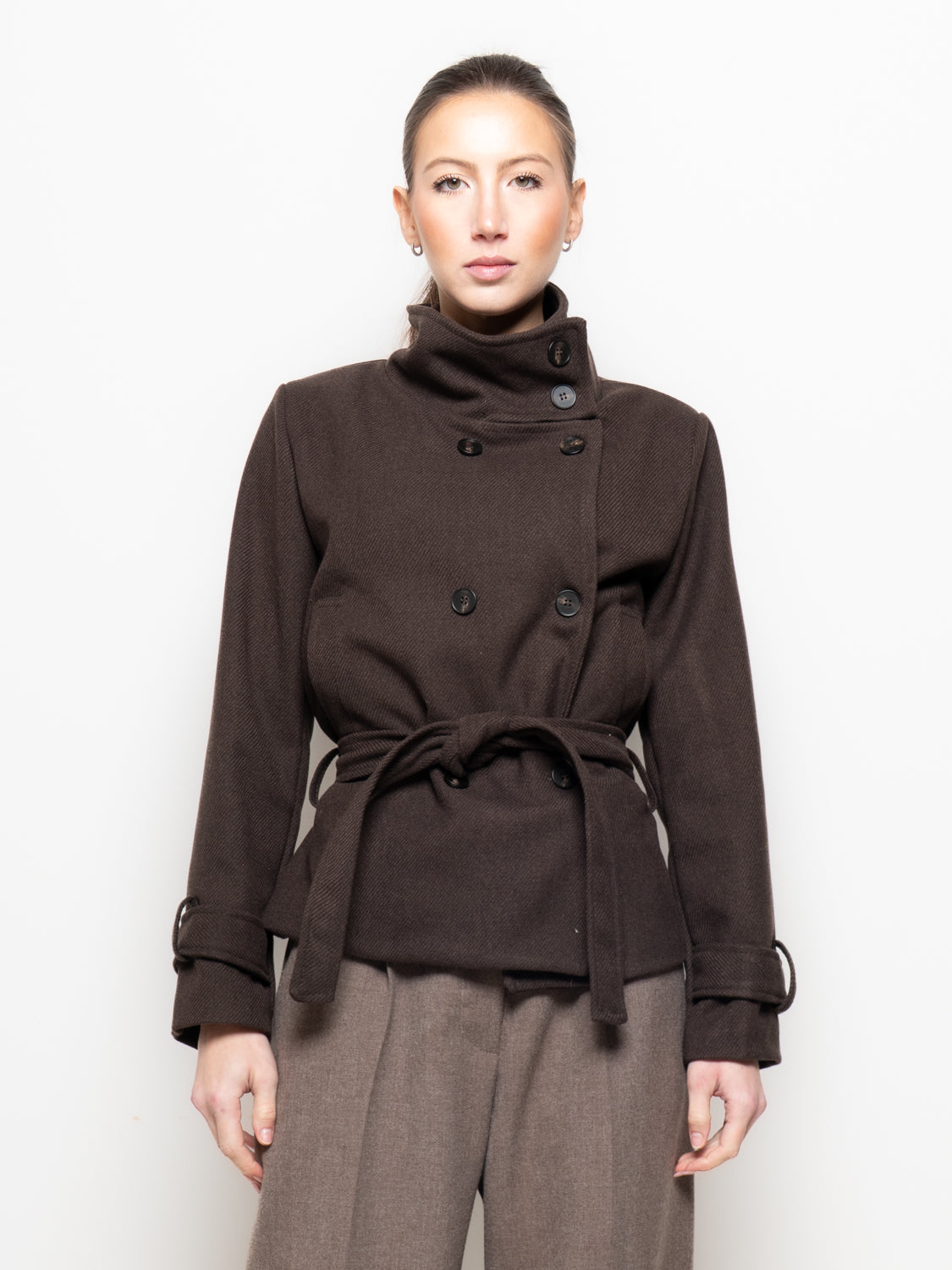 Cappotto corto con collo alto e cintura