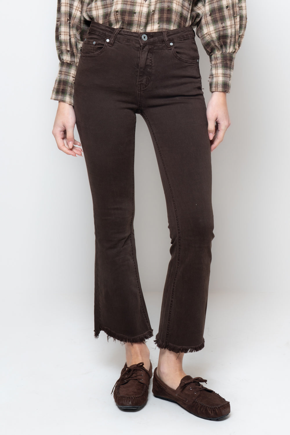 Pantalone flair crop sfrangiato