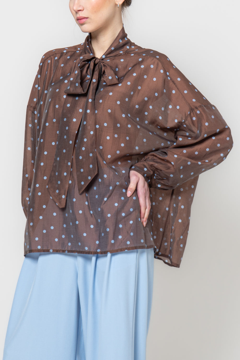 Camicia a pois con fiocco