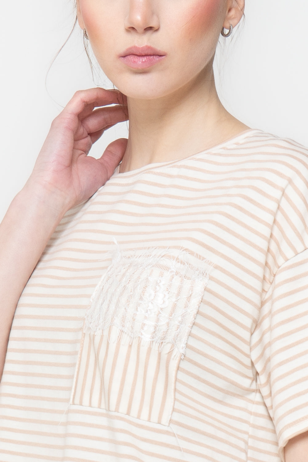 T-shirt a Righe con Dettagli in Pizzo