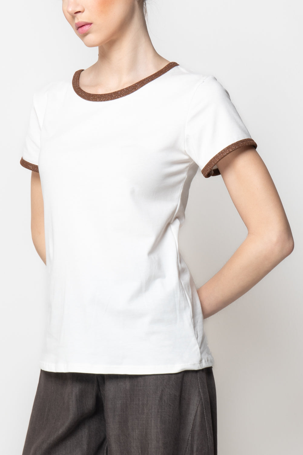 T-shirt con Profili a Contrasto