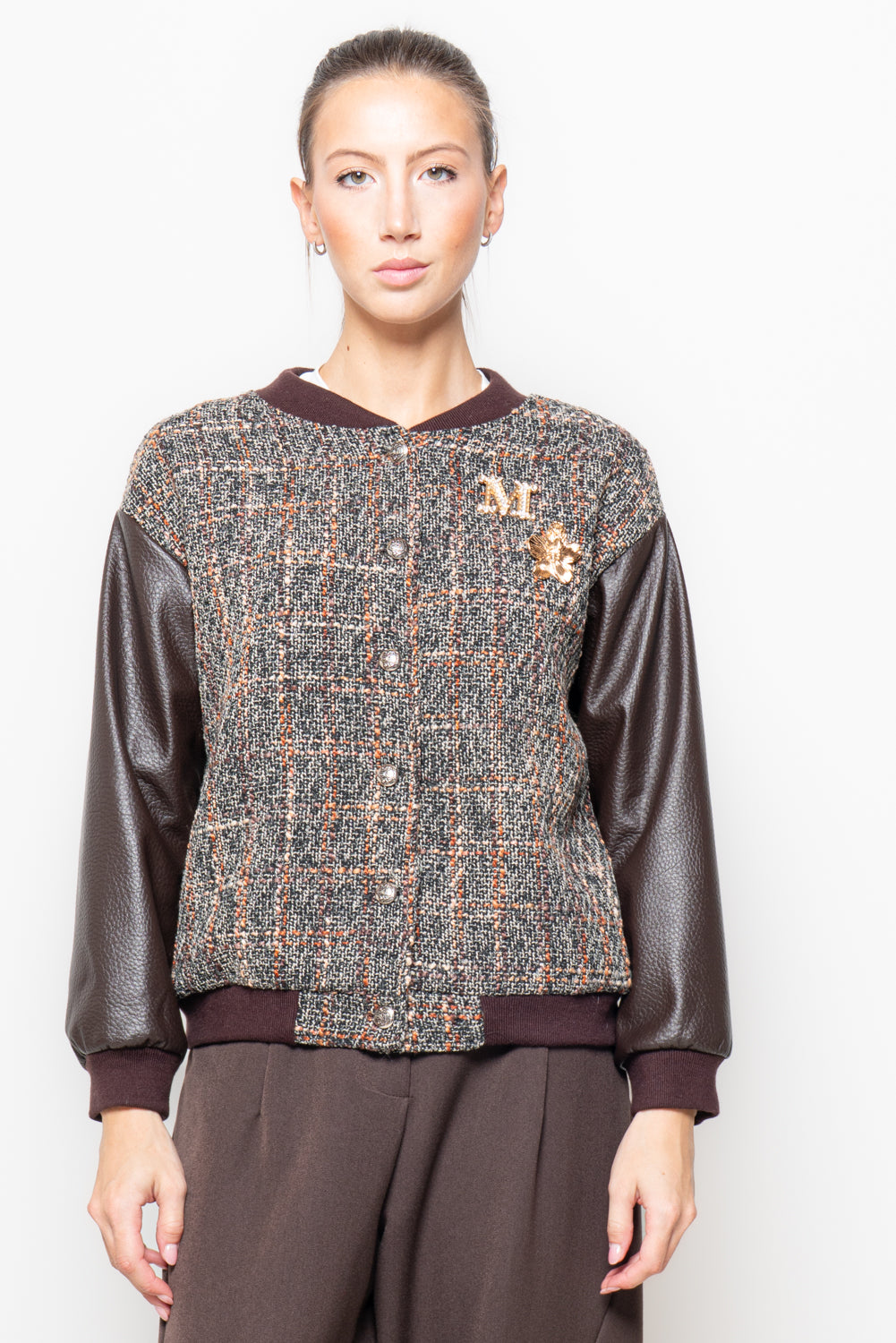 Giacca in tweed con maniche in ecopelle e spille