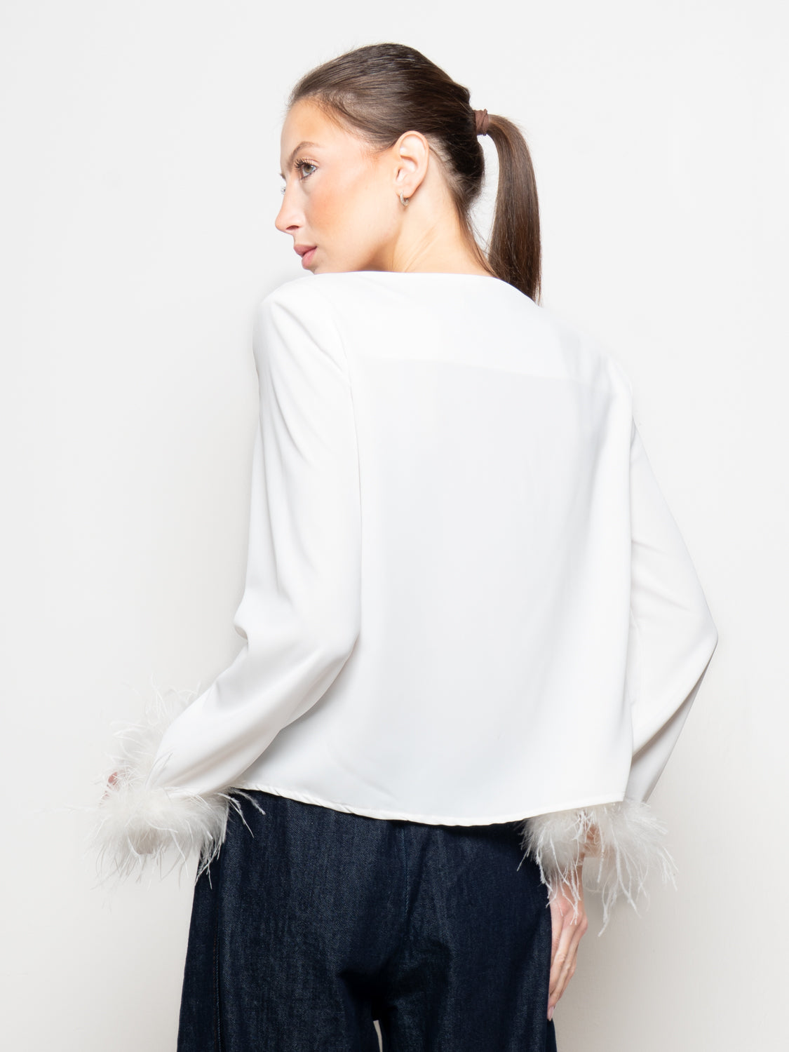 Blusa con polsini in piuma