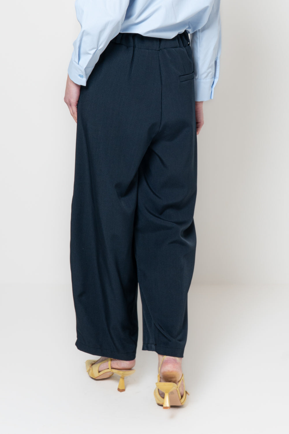 Pantalone baggy con bottone storto