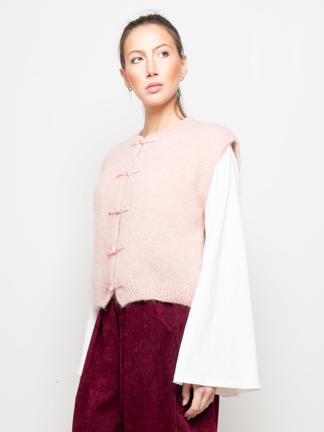 Gilet smanicato in maglia con chiusura a nodi
