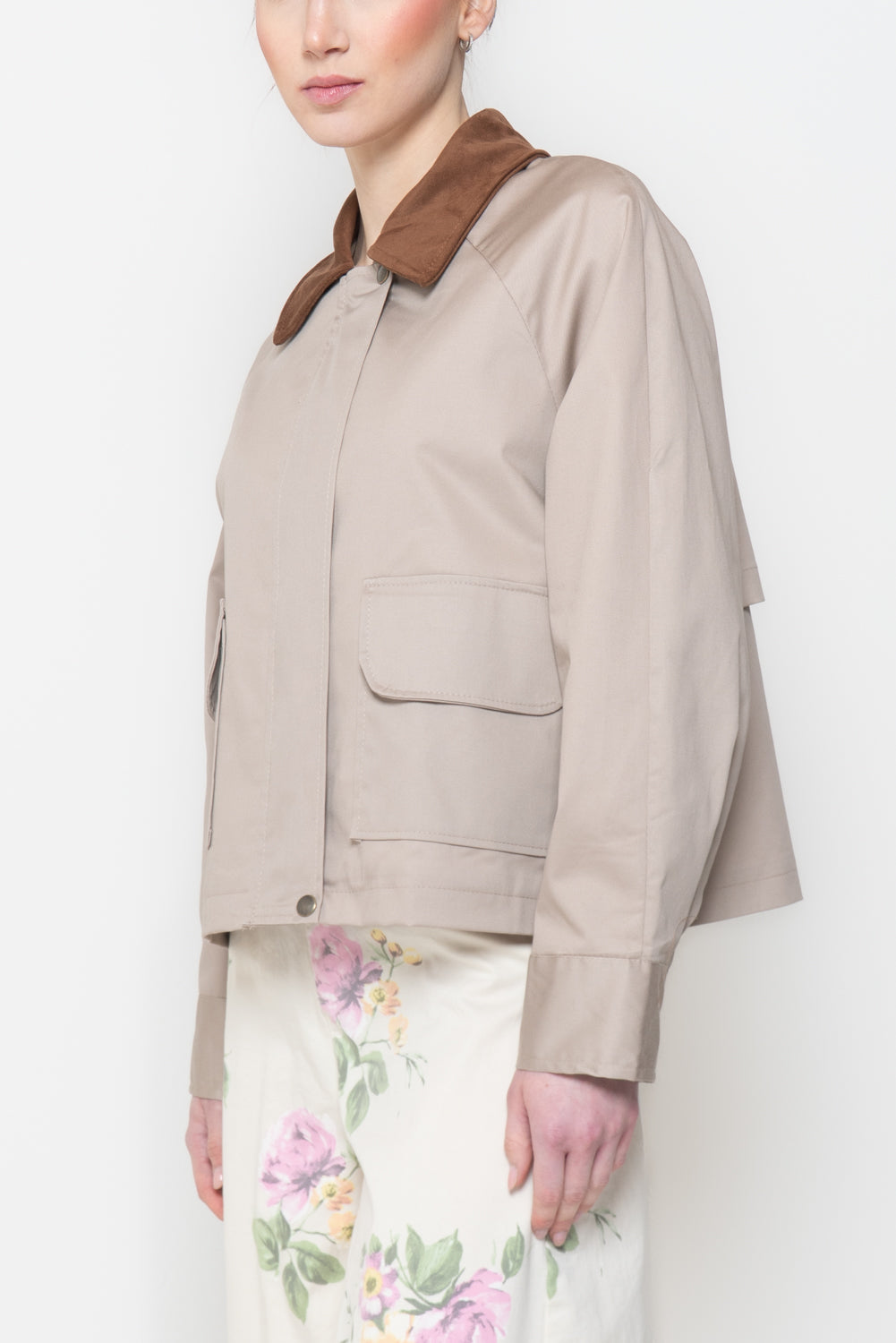 Giacca Crop Strutturata con Colletto a Contrasto