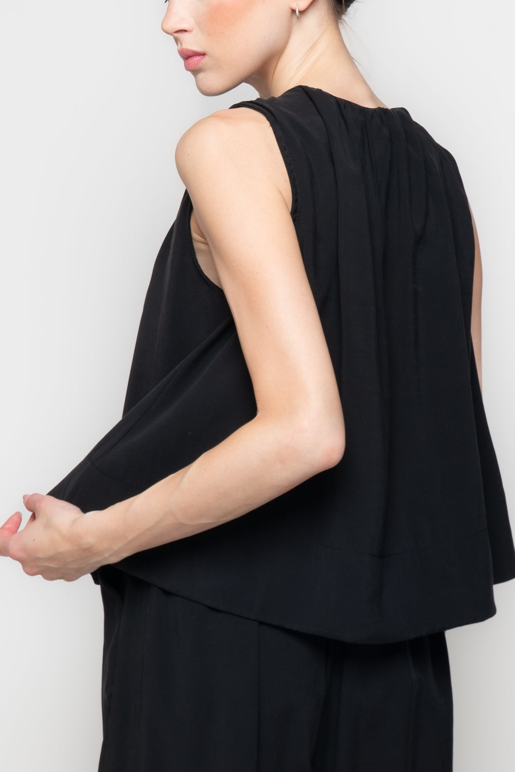 Camicia Smanicata Fluida con Scollo Arricciato