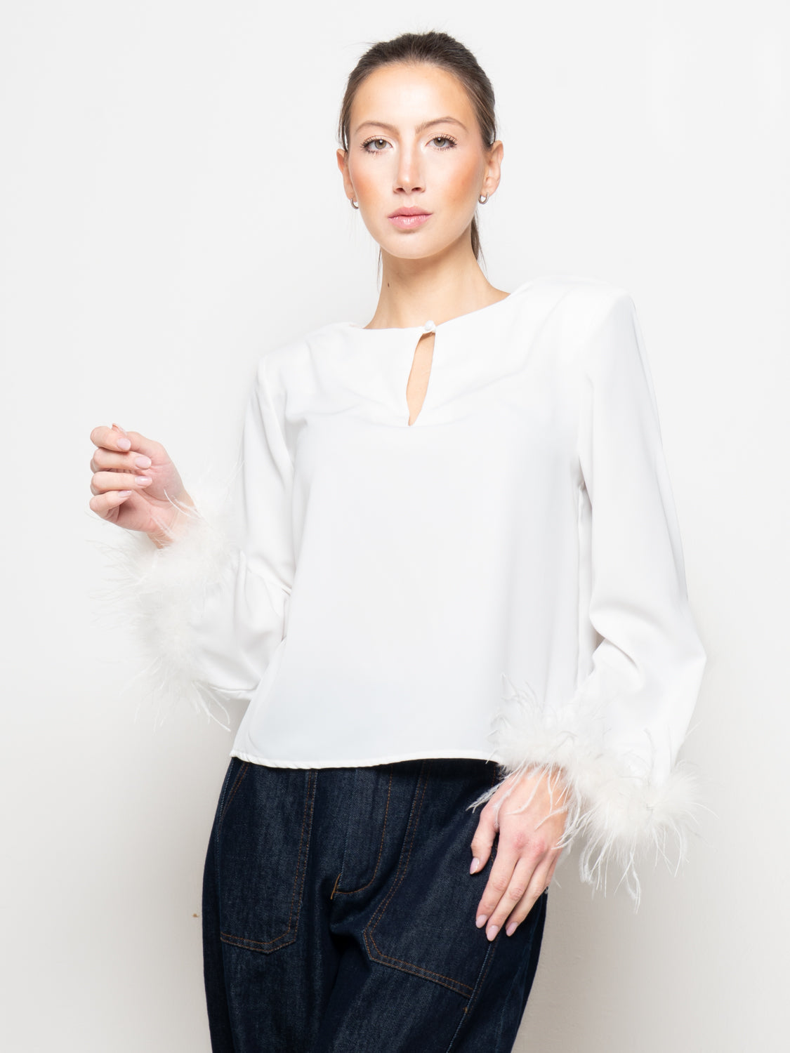 Blusa con polsini in piuma