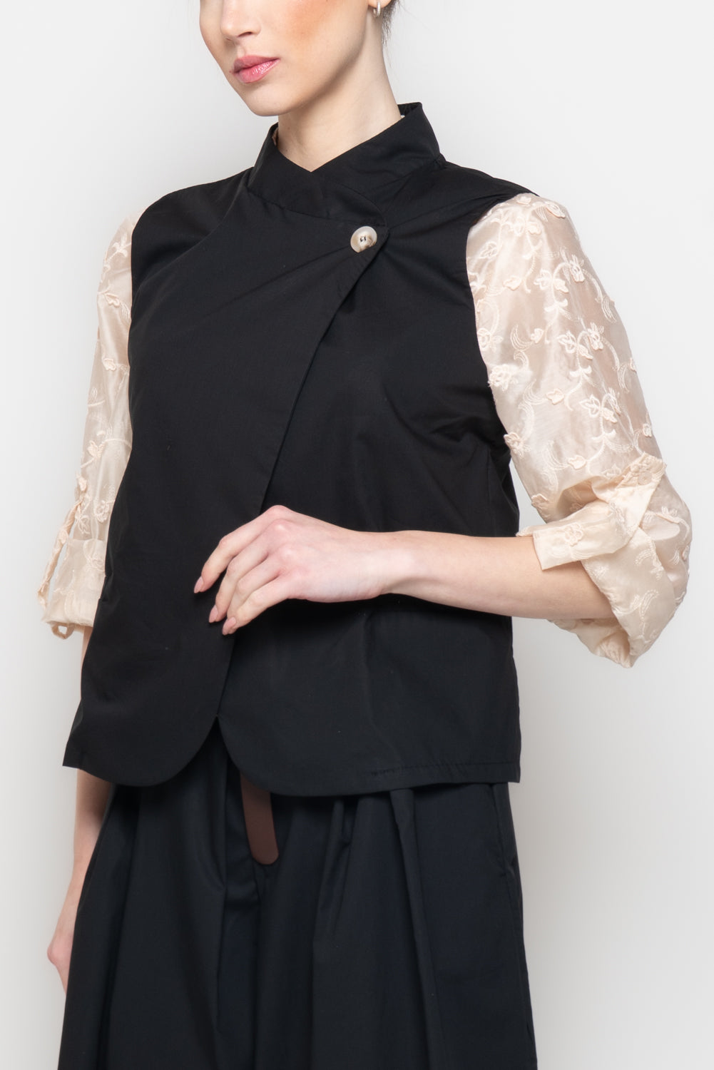 Gilet Strutturato con Chiusura Asimmetrica