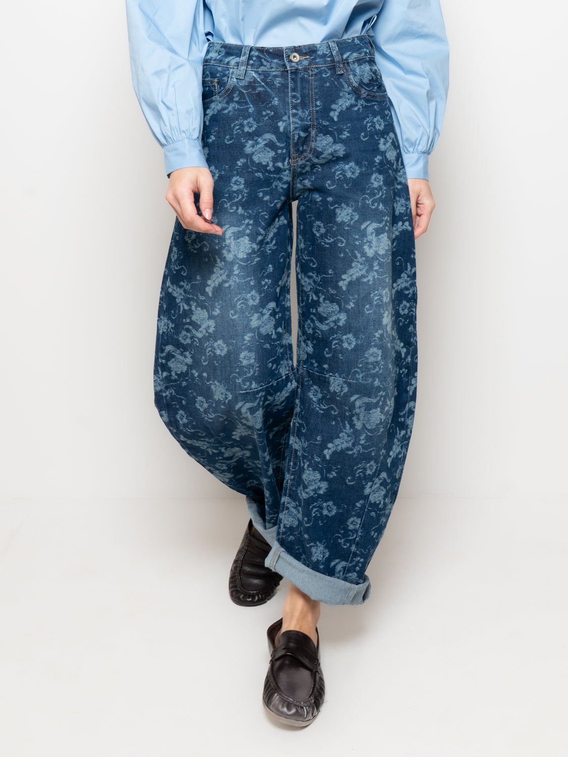 Jeans ampio con stampa floreale