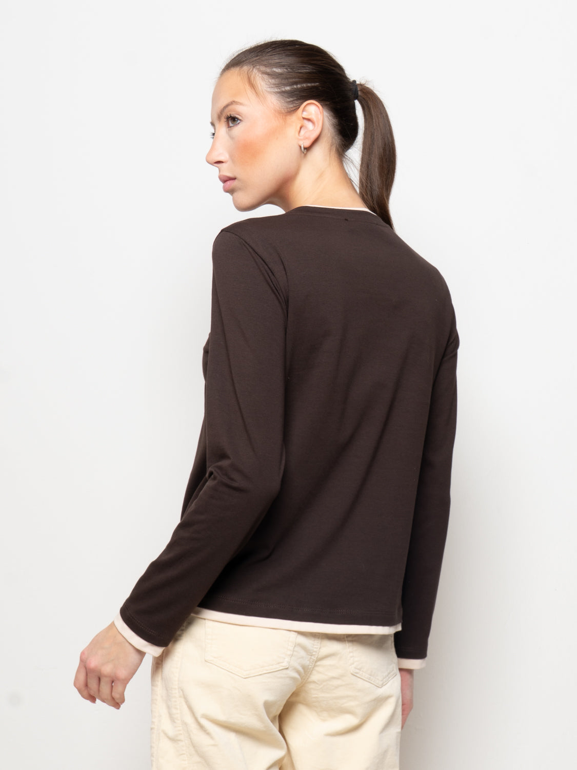 T-shirt girocollo con bordi a contrasto