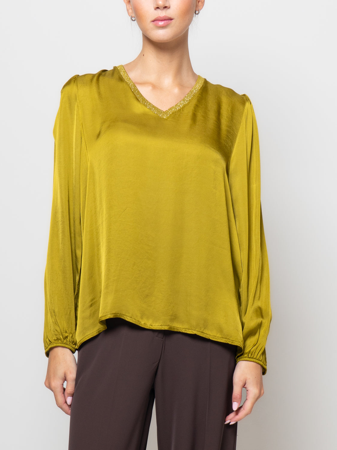 Blusa in satin con scollo a V