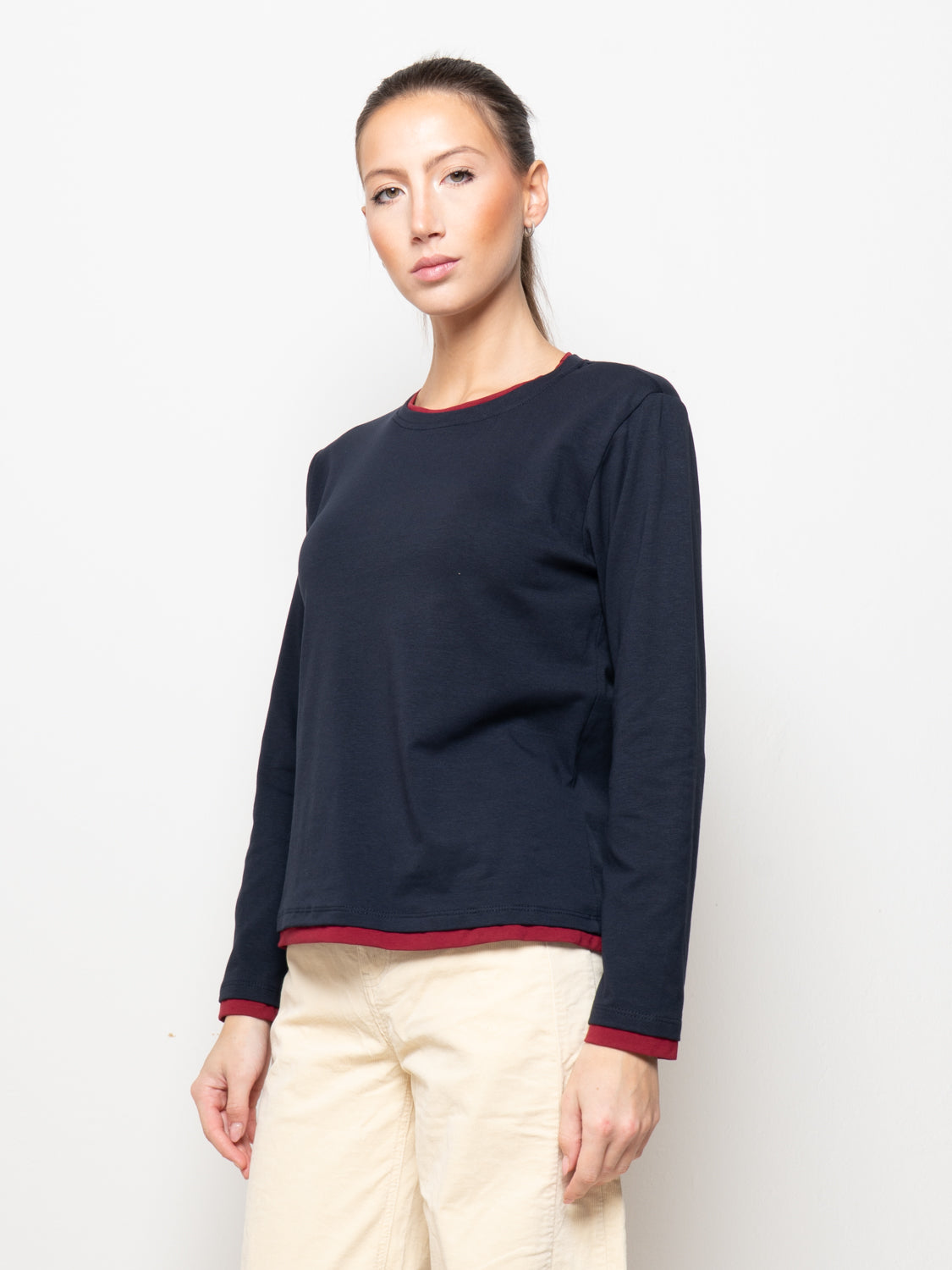 T-shirt girocollo con bordi a contrasto