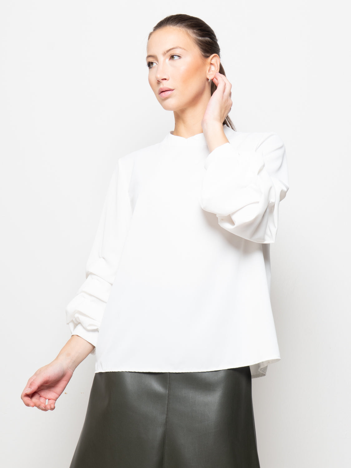 Blusa con maniche arricciate