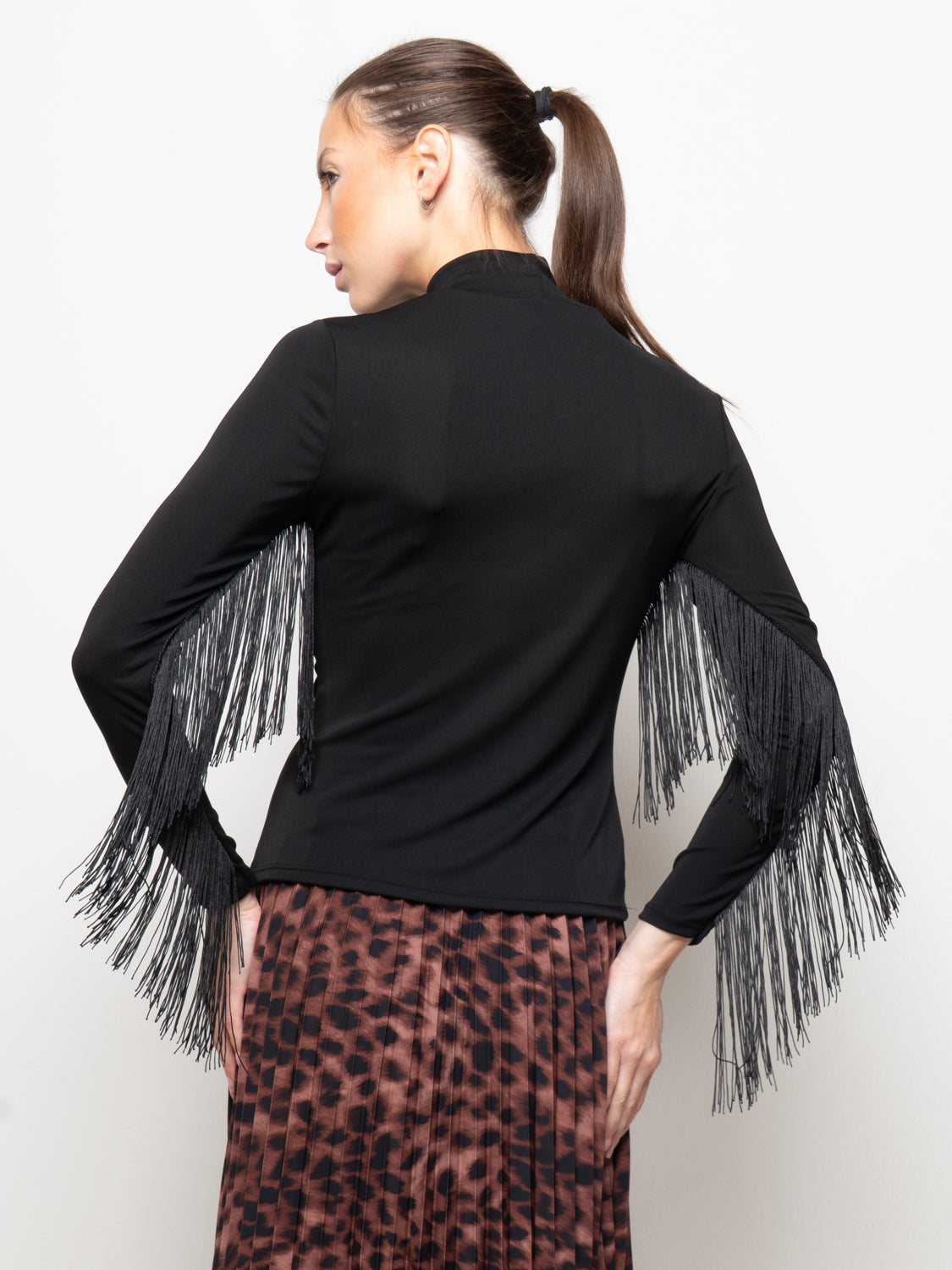 Top collo alto con frange laterali