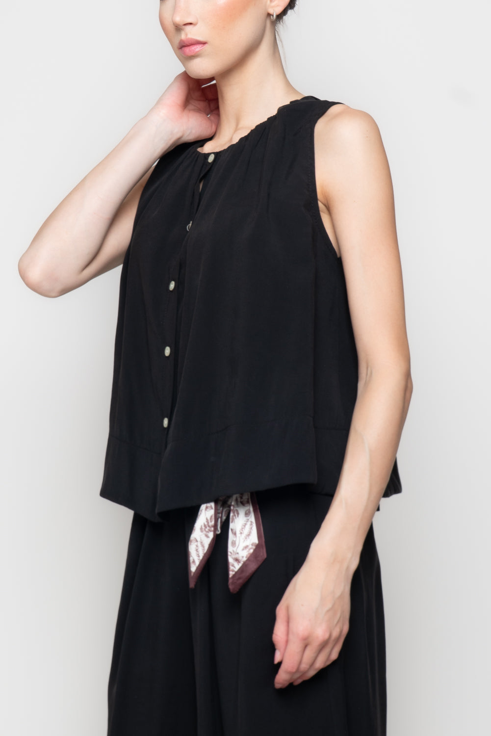 Camicia Smanicata Fluida con Scollo Arricciato