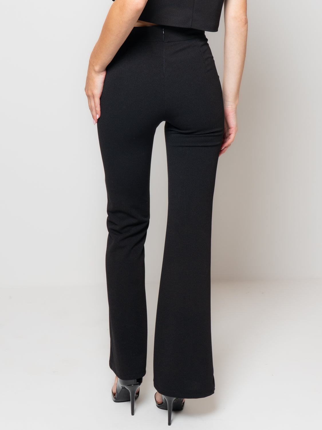 Pantalone a zampa con bottoni gioiello