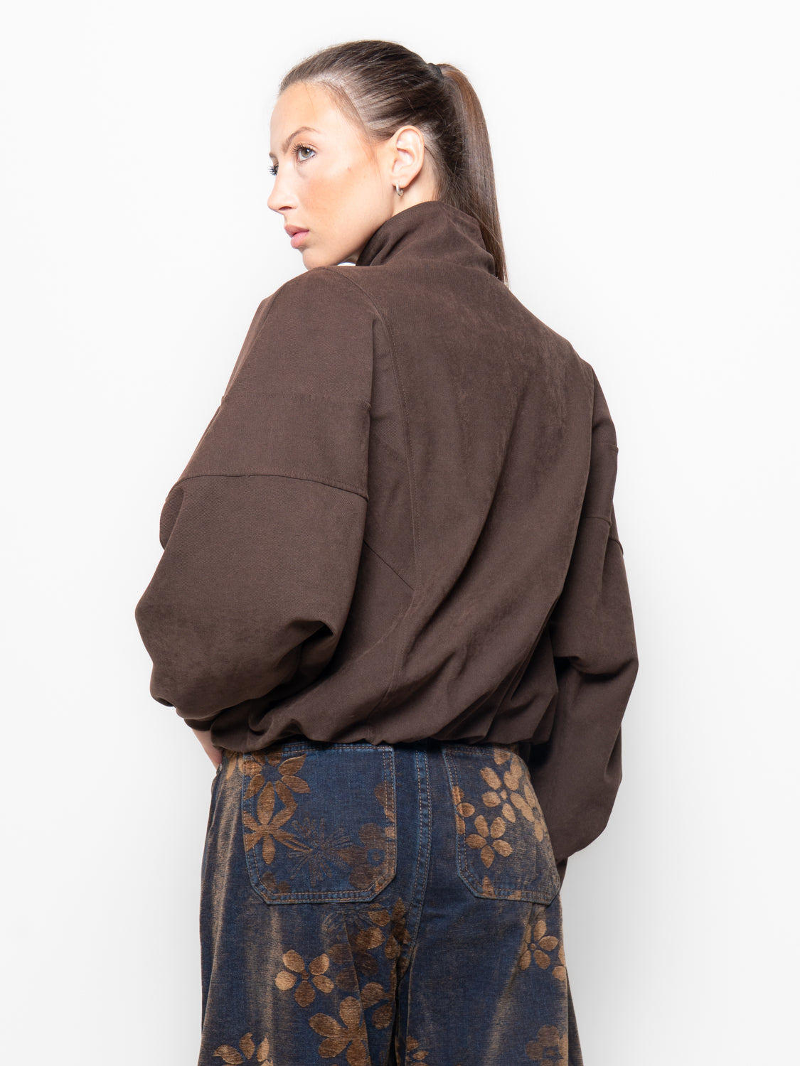 Titolo: Giacca strutturata taupe con collo alto