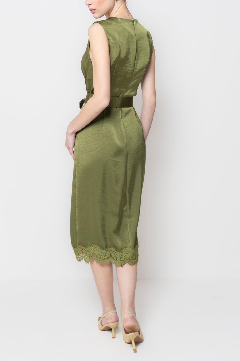 Abito in satin con rifiniture in pizzo