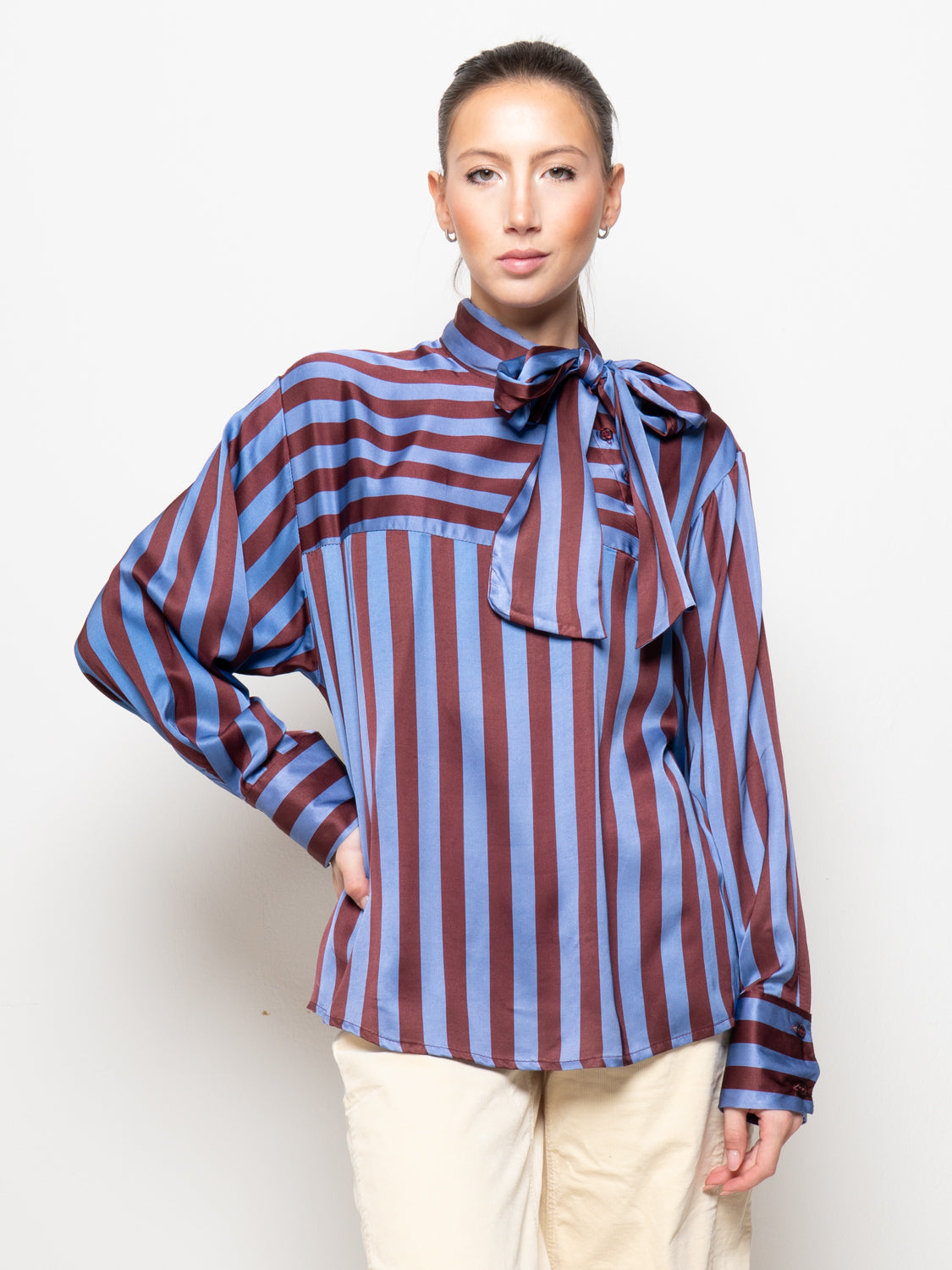 Camicia a righe con fiocco