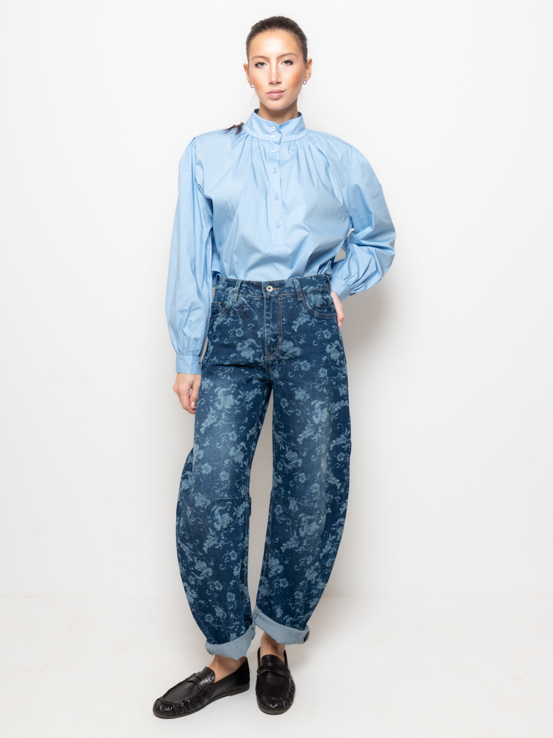 Jeans ampio con stampa floreale