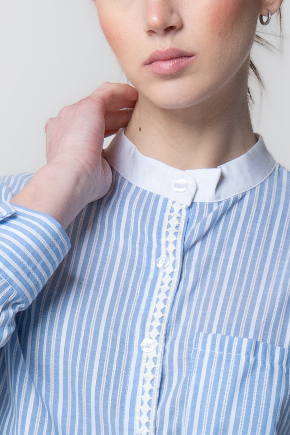Camicia a Righe con Dettaglio Intaglio