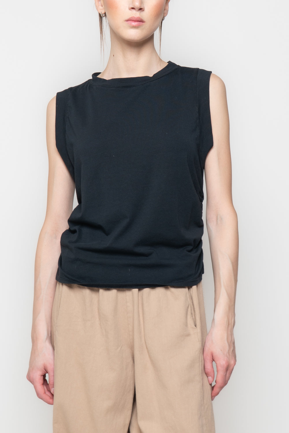 T-shirt smanicata rappresa