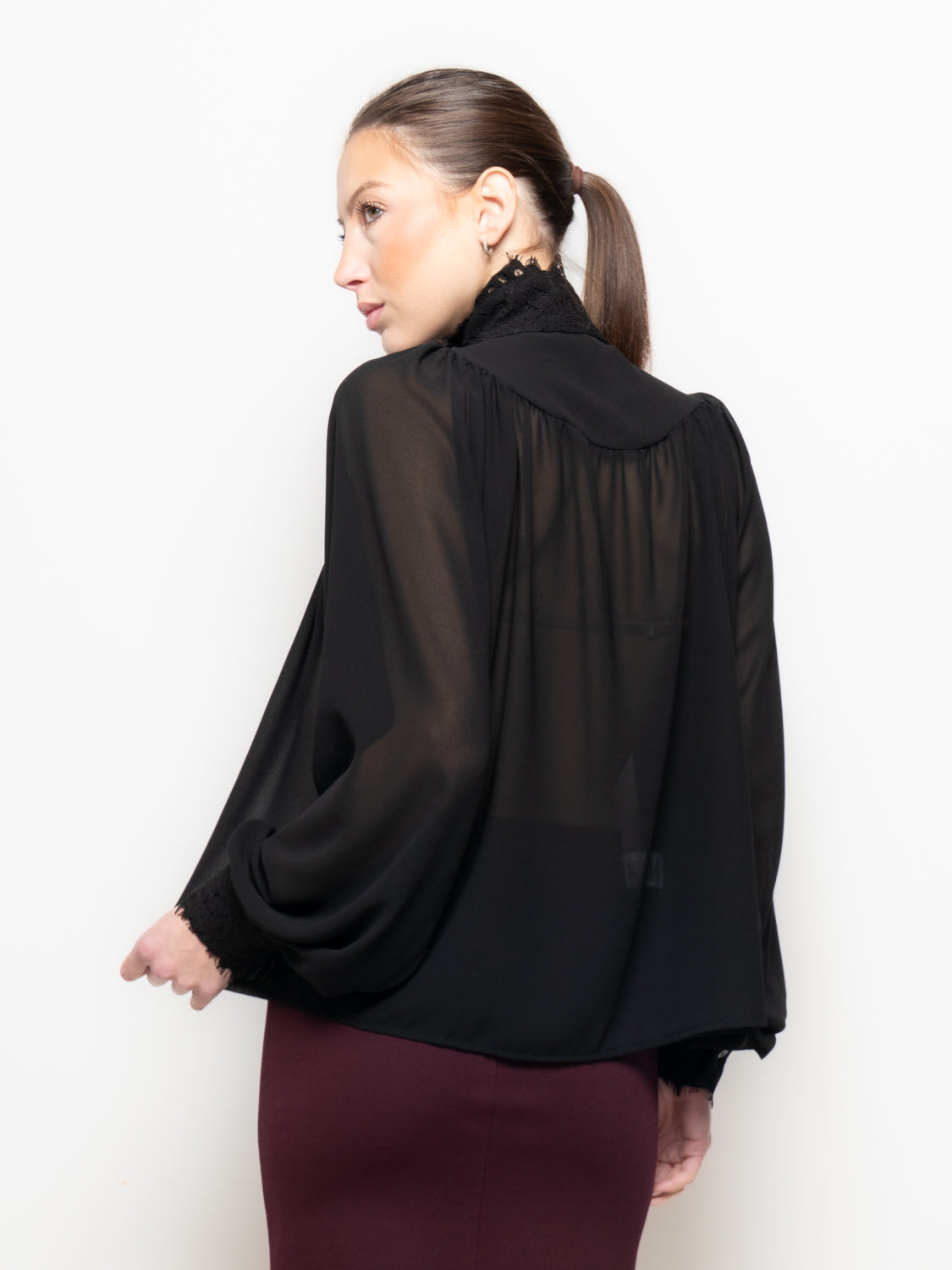 Camicia con pizzo a contrasto