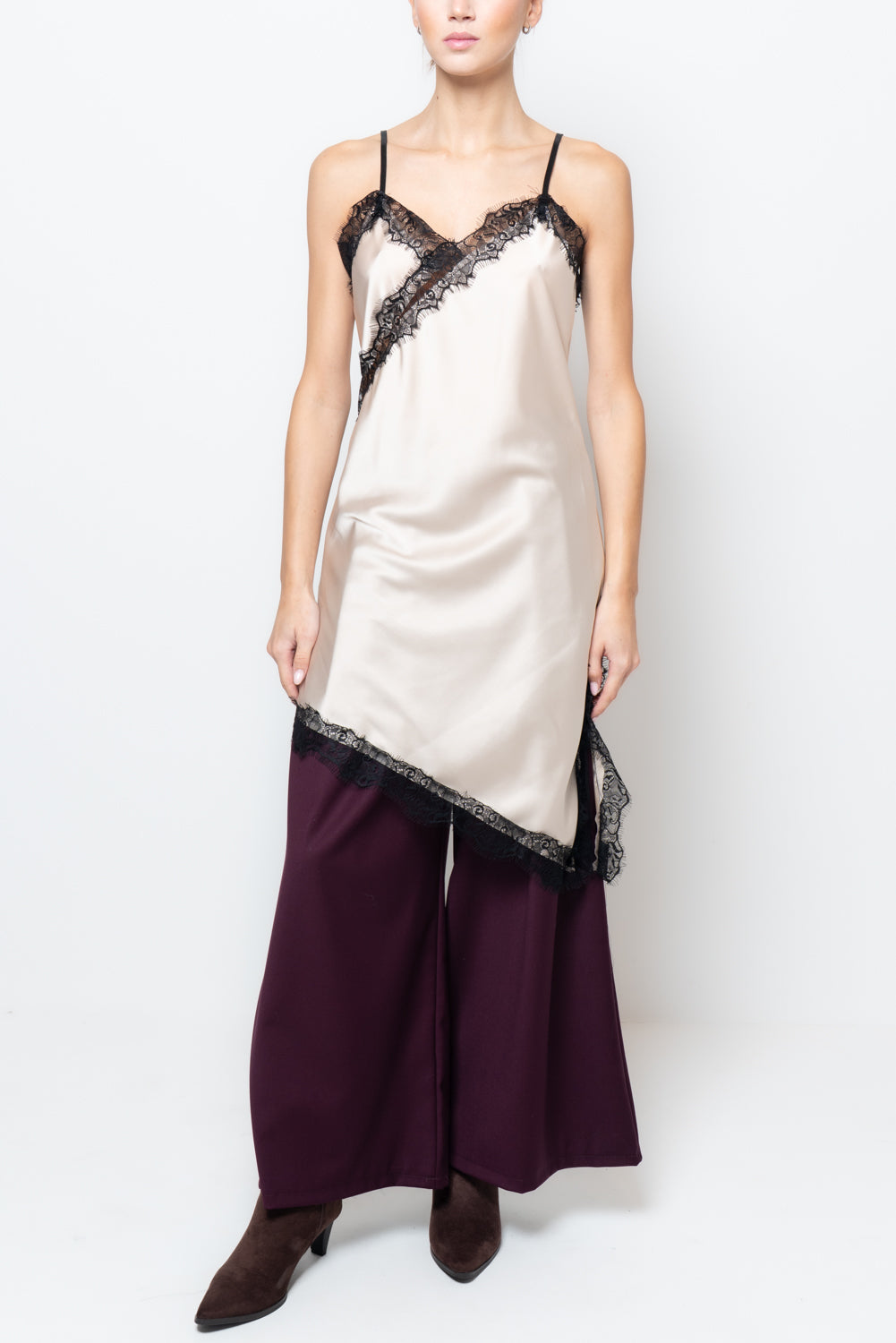 Abito satin con profili in pizzo